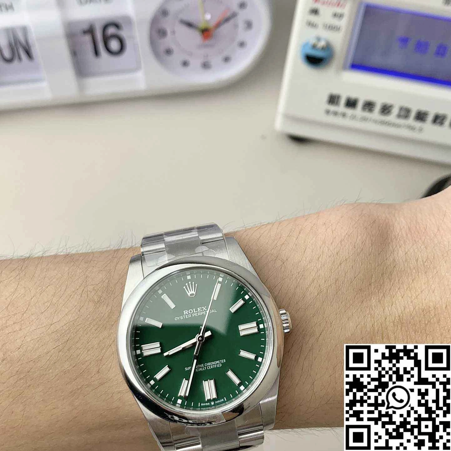 Rolex Oyster Perpetual M124300-0005 41MM Clean Factory Green Dial Classic 1295